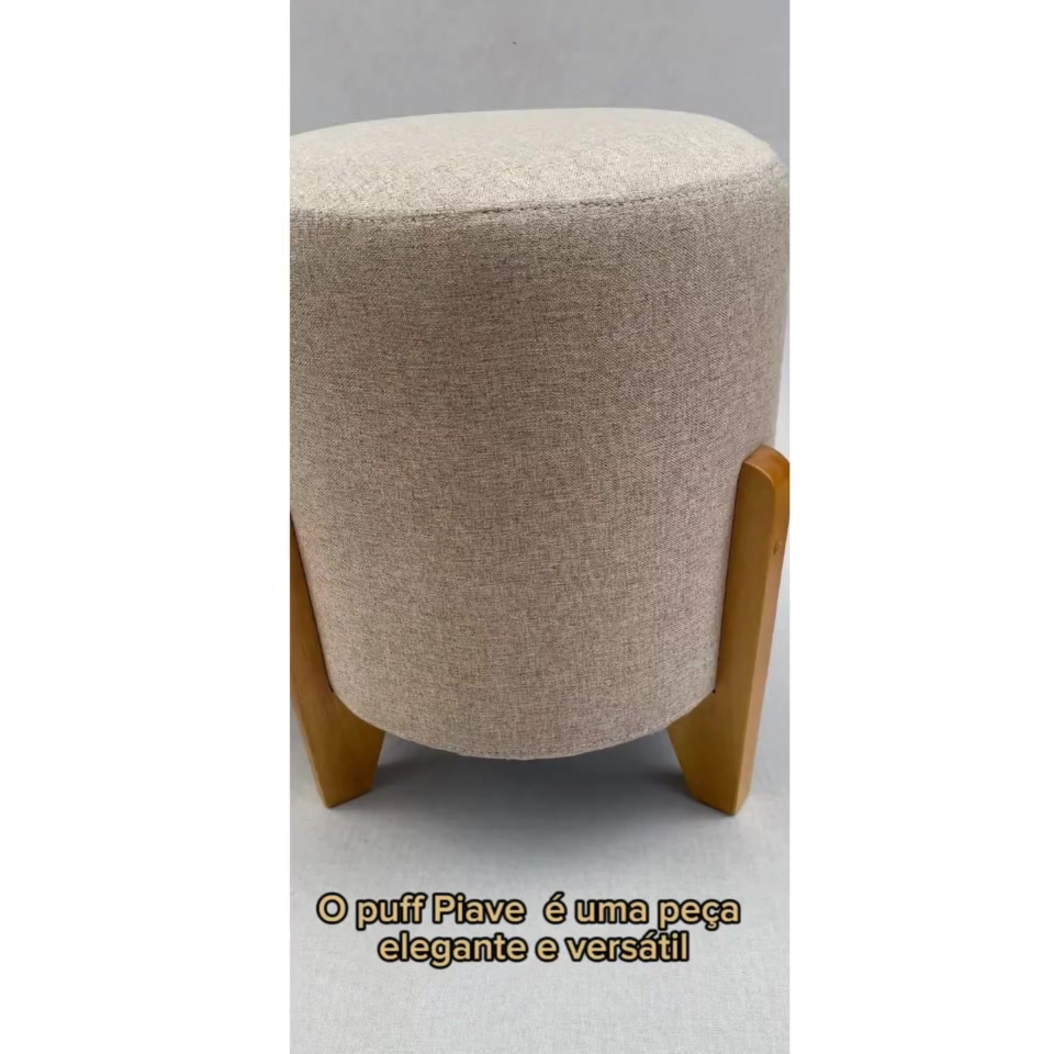 Puff Piave em Linho Decorativo para Sala Pé Madeira Maciça