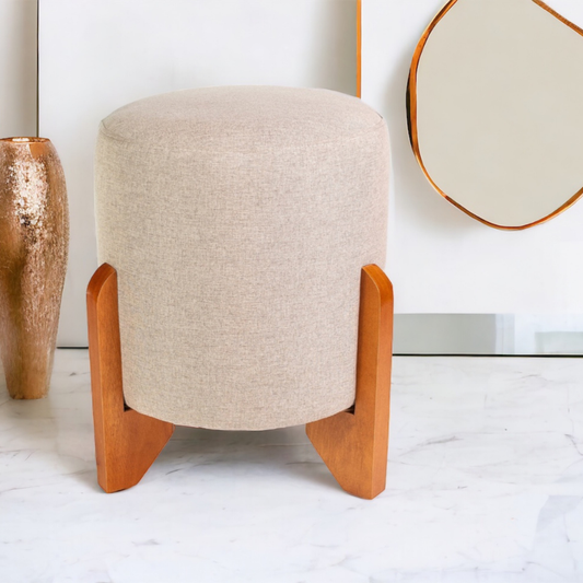 Puff Piave em Linho Decorativo para Sala Pé Madeira Maciça