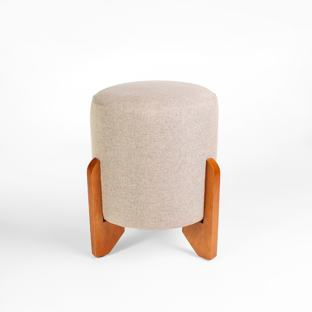 Puff Piave em Linho Decorativo para Sala Pé Madeira Maciça