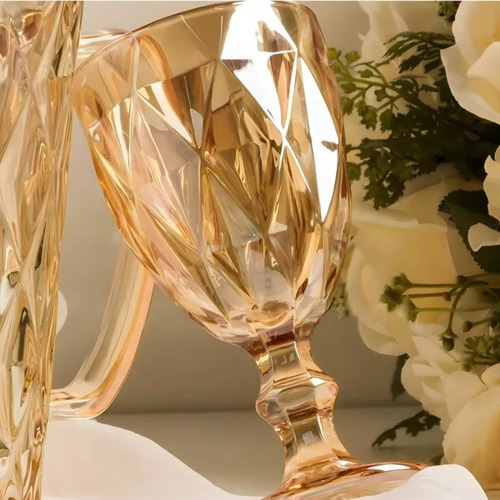 Jogo com 6 Taças Diamond Bico de Jaca – 340ml Beleza lapidada para brilhar à mesa.
