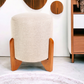Puff Decorativo Estofado com Base de Madeira